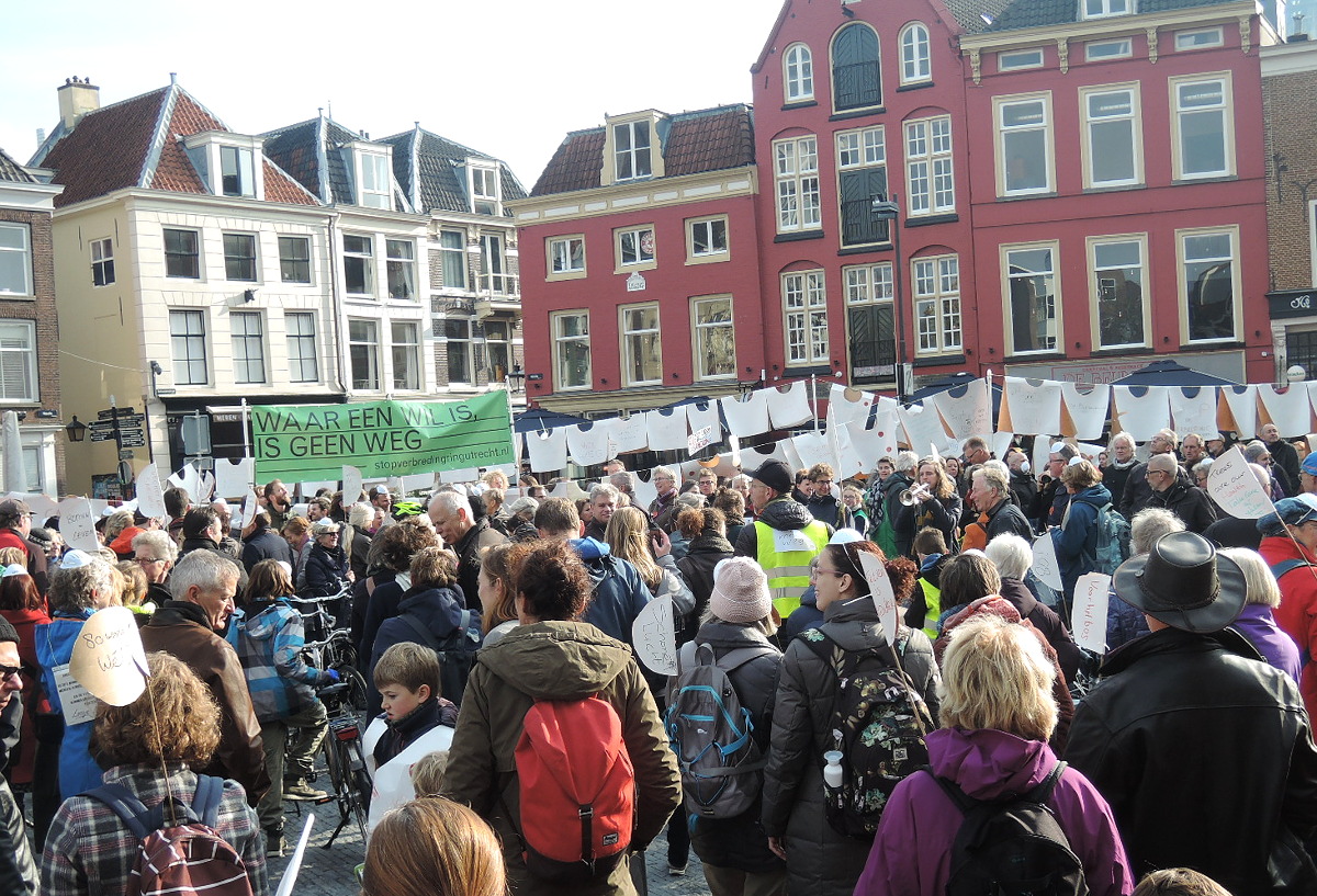 Fietsdemonstratie tegen verbreding van de A27 in Utrecht (Neude, 2018)